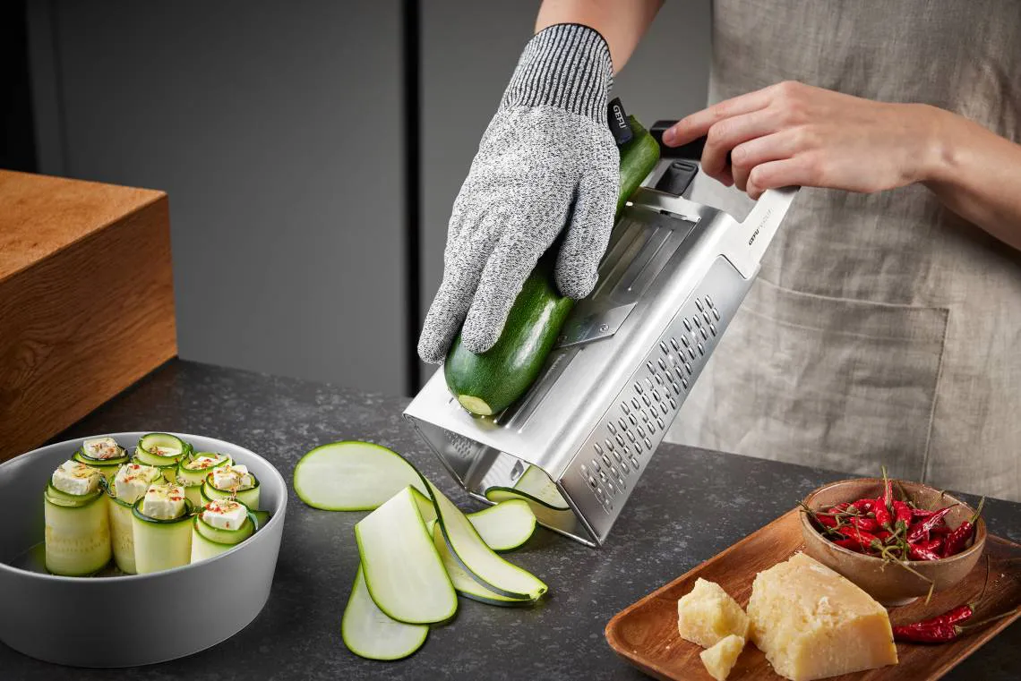 Bekleidung, Handschuh, Küchenutensilien, Reibe, Essen reiben