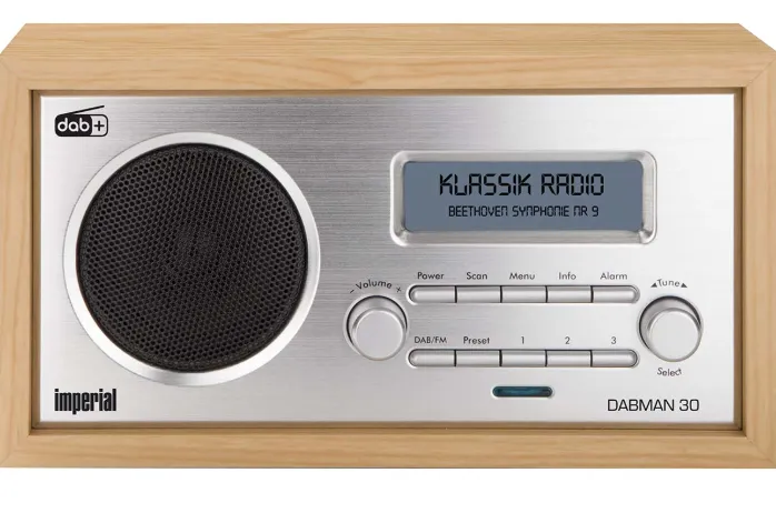 Radio, Holzgehäuse, silbernes Frontpanel, digitales Display, DAB+