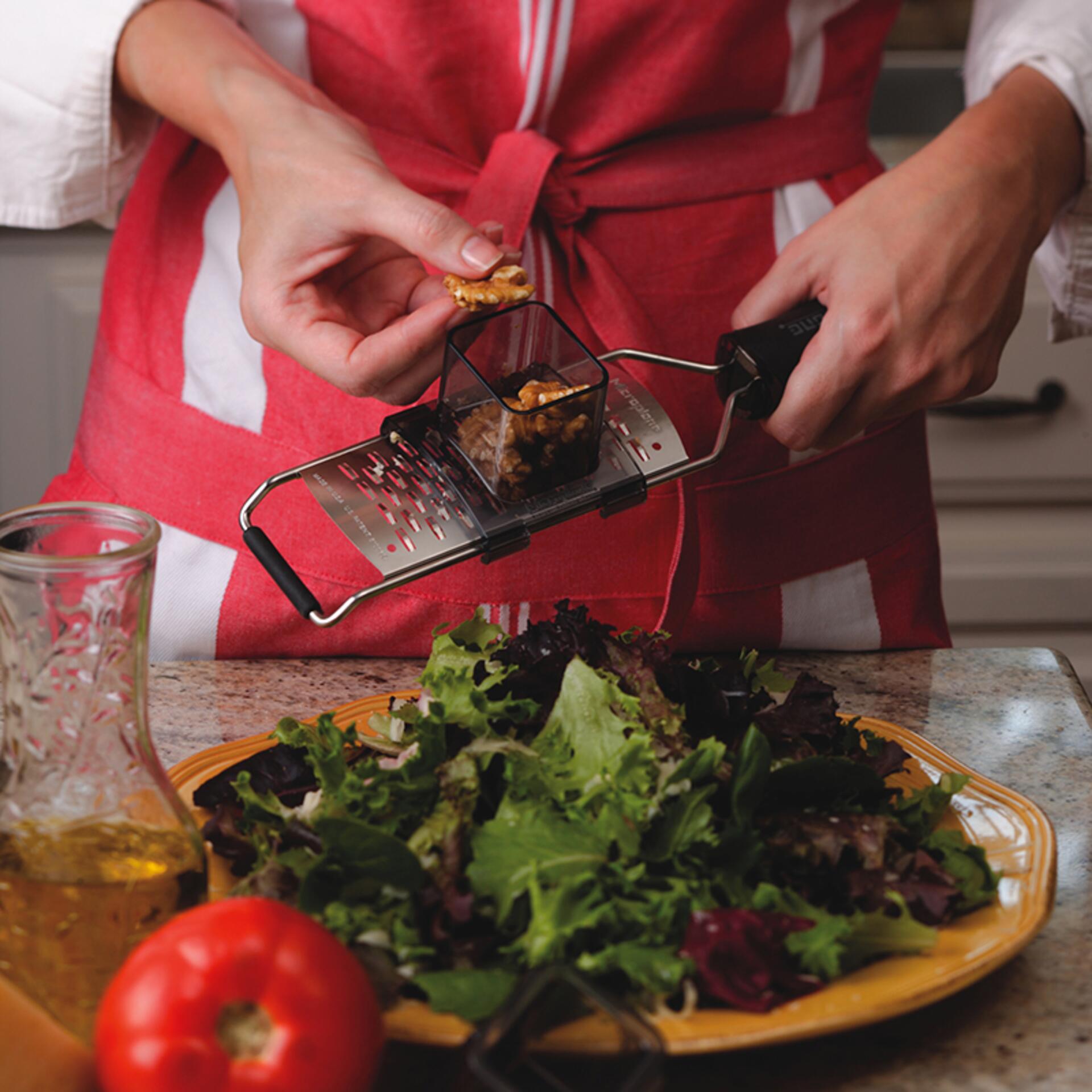 Utensil für die Küche, Person, Reibe, Essen reiben