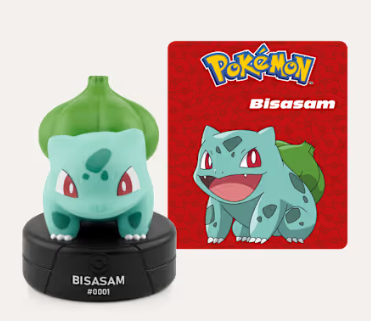 pikachu-ähnliche figur, starter-cap, grüner pflanzenkappe, turnier-ständer, pokemon-figur
