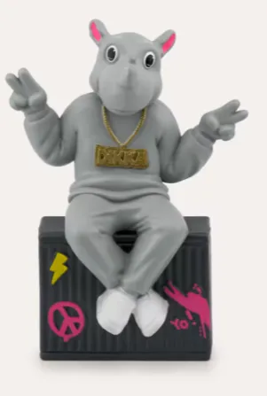 hippo figurine, grauer stojk, silberkette, goldenes namensschild, sitzende pose