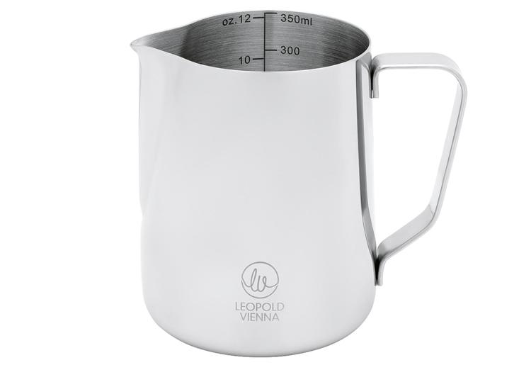 Milchkännchen, Edelstahl, weiße Oberfläche, Messskala, Ausgießer