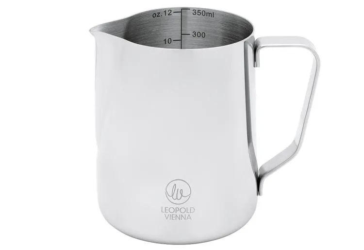 Milchkännchen, Edelstahl, weiße Oberfläche, Messskala, Ausgießer