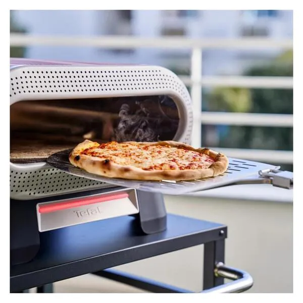 Pizza, Ofenpizza, knusprige Kruste, Käse, gebacken