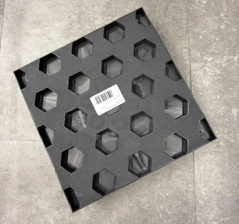 Raster-Palette, Schaumstoffeinlage, Sechskant-Lochung, Verpackungsschale, schwarze Kunststoff